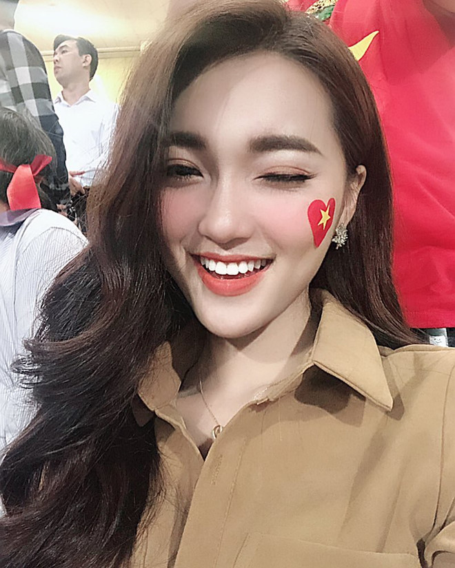 Thời gian gần đây, Ngọc Nữ vẫn trung thành với mái tóc dài nhưng thường tạo kiểu uốn xoăn, thay vì để thẳng như trước. Người yêu tin đồn của Phan Văn Đức vốn sở hữu đường nét gương mặt sắc sảo với sống mũi cao và chiếc cằm nhọn. Ảnh: @ngoc.nu.nguyen.