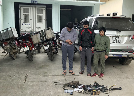 Dung xe 7 cho di trom cho, nem bom xang neu bi truy bat-Hinh-2