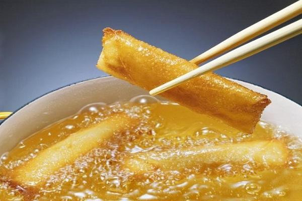 Thức ăn chiên rán: Giống như thực phẩm giàu chất béo, thức ăn chiên có thể đồng thời gây tiêu chảy và táo bón. Lý do là nhiều loại thực phẩm chiên có hàm lượng chất xơ thấp, điều này không có lợi cho sức khỏe đường ruột.