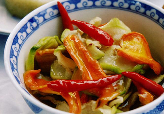 Đồ ăn cay: Nếu đang có vấn đề về dạ dày, bạn không nên ăn thực phẩm không tốt cho dạ dày. Hãy chọn thức ăn nhẹ, chẳng hạn như cháo kê là một món tốt cho dạ dày, tránh các thức ăn cay như ớt và tỏi, để không kích thích hệ tiêu hóa và làm tăng tình trạng nôn mửa hoặc tiêu chảy.