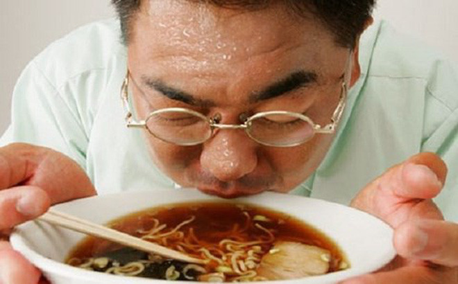 Thức ăn quá nóng hoặc quá lạnh: Hai loại thực phẩm này sẽ gây ra phản ứng kích thích và căng thẳng trong dạ dày sau khi ăn, ảnh hưởng đến việc tiết acid dạ dày và các enzym tiêu hóa, dẫn đến hệ tiêu hóa không hoạt động đúng cách. 