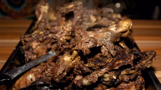 Thịt dê chín khi lỗ thủng nhỏ đó nổi mỡ béo. Khi mổ ra phần nước được đổ ra bát riêng, vì nước chảy từ chất béo của con vật mà thực khách có thể uống. Ngoại trừ những viên đá thì mọi thứ khác đều ăn được.