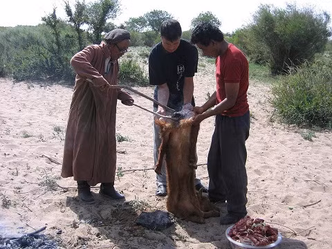 Bước đầu tiên làm món boodog là đập đầu con dê bằng búa đến chết rồi treo nó lên để cắt mở cổ họng nhưng cẩn thận không làm đứt đầu. Sau đó lột da, thịt của con vật từ vết cắt quanh cổ, rút các khớp xương qua đường cổ họng bằng những thao tác rất khéo léo.