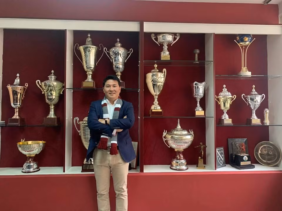 Trừ những lúc cần diện vest hay trang phục sang trọng để đi sự kiện thì ông Nam ăn mặc khá giản dị với áo sơ mi, áo phông và quần âu.