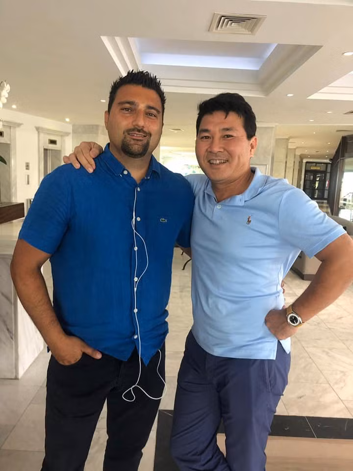 Doanh nhân sinh năm 1978 thường xuyên diện áo phông trẻ trung.