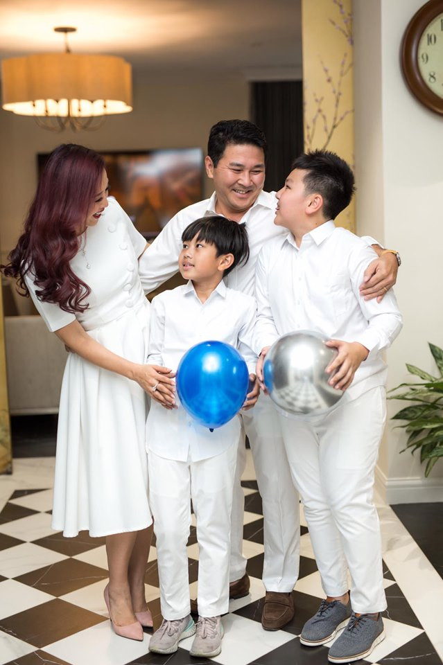 Doanh nhân Hoài Nam đang là ông chủ CLB FK Sarajevo, đội bóng vừa vô địch mùa giải bóng đá 2018/2019 ở Bosnia &amp; Herzegovina và có quyền dự vòng sơ loại Champions League 2019/2020. Ngoài ra, ông Nam còn là Thành viên hội đồng quản trị của CLB bóng đá K.V Kortrijk đang chơi ở giải đấu cao nhất ở Bỉ. Ảnh gia đình doanh nhân Hoài Nam và Hoa khôi Thu Hương mặc đồ trắng ton sur ton.