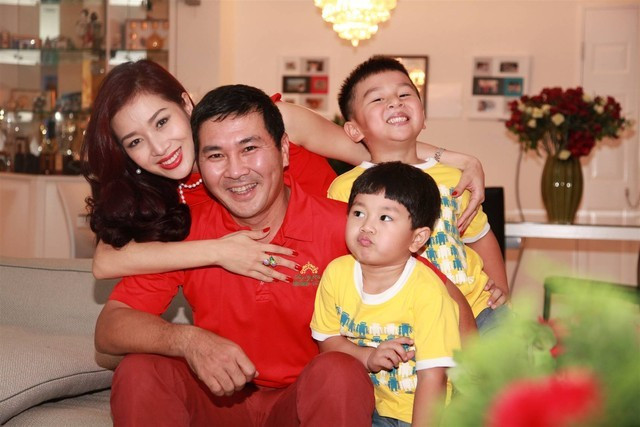 Trên trang Facebook cá nhân, chúng ta dễ dàng nhận thấy doanh nhân Nguyễn Hoài Nam có phong cách thời trang đời thường rất giản dị.