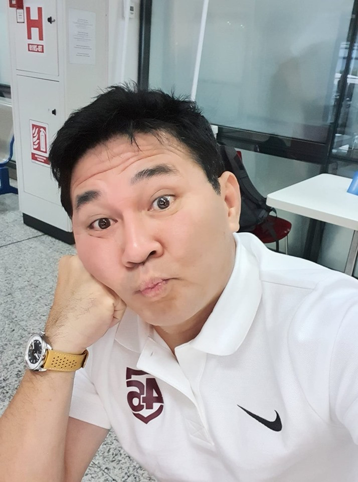 Nguyễn Hoài Nam diện áo phông trắng và tạo dáng khá teen.