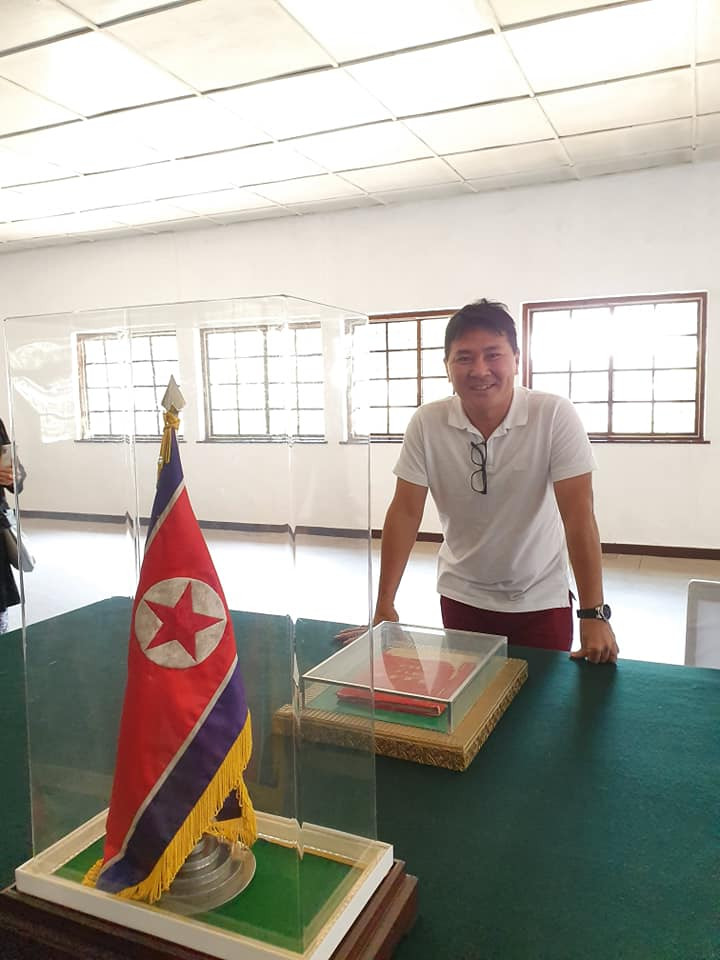 Anh diện áo trắng phối với quần đỏ đầy phong cách.