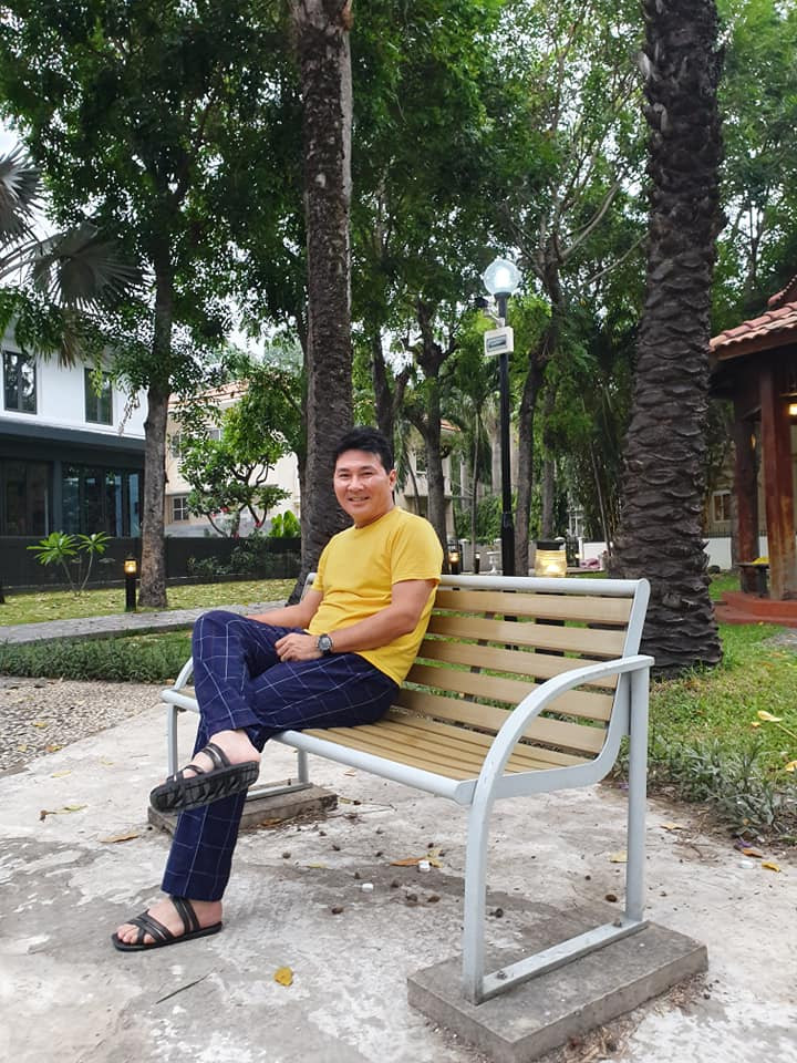 Đôi khi, doanh nhân này giản dị tới mức chọn dép cao su để đi. Ảnh: FBNV.