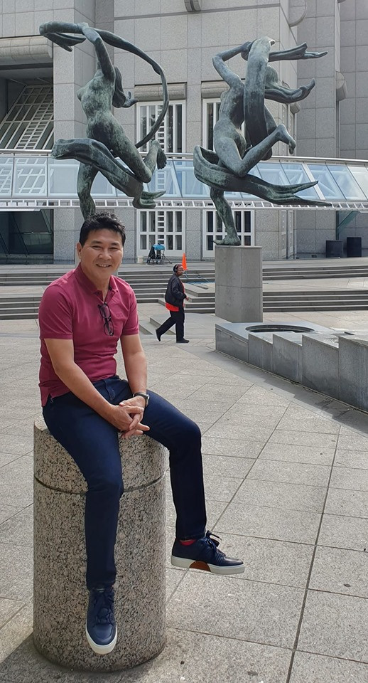  Thời trang ngày thường của doanh nhân 7X không thể thiếu phụ kiện đồng hồ và giày thể thao.