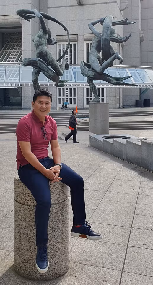  Thời trang ngày thường của doanh nhân 7X không thể thiếu phụ kiện đồng hồ và giày thể thao.