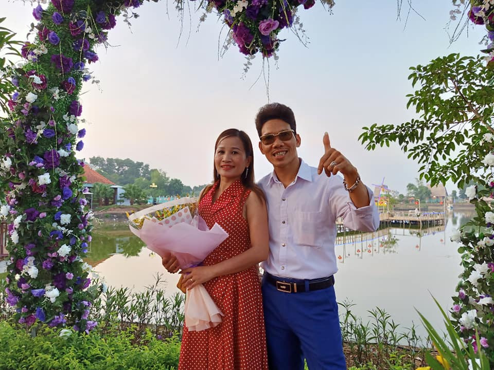 "Cô gái trăm triệu" chuyển sang váy áo xúng xính và sành điệu hơn trước rất nhiều.