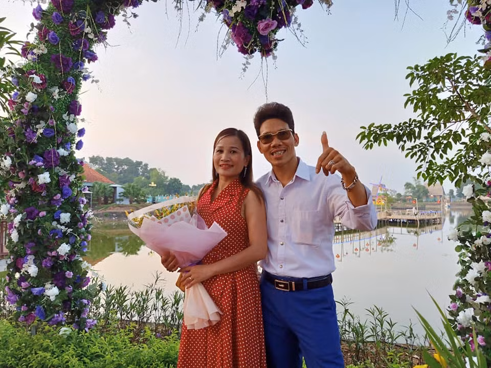 "Cô gái trăm triệu" chuyển sang váy áo xúng xính và sành điệu hơn trước rất nhiều.