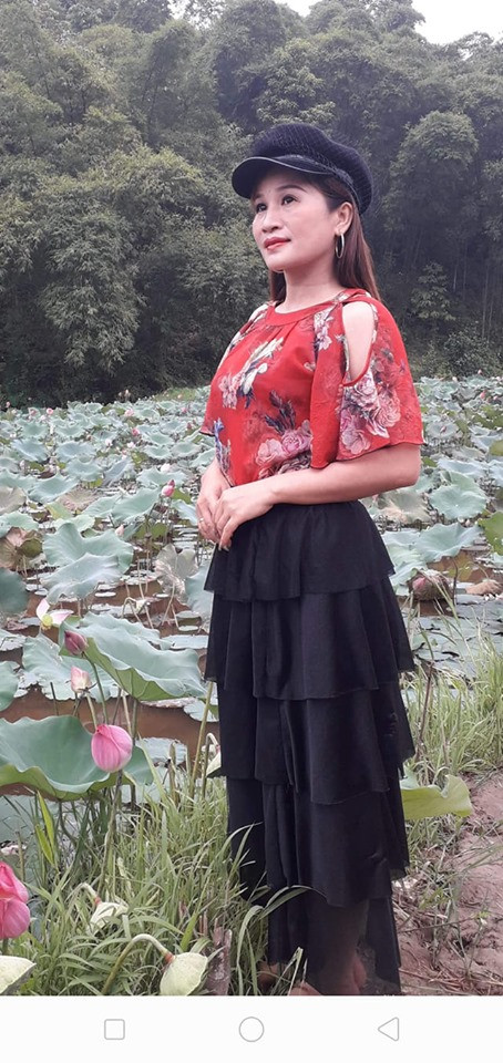 Chị phối áo sơ mi cách điệu với chân váy xếp tầng. Ảnh: FBNV.