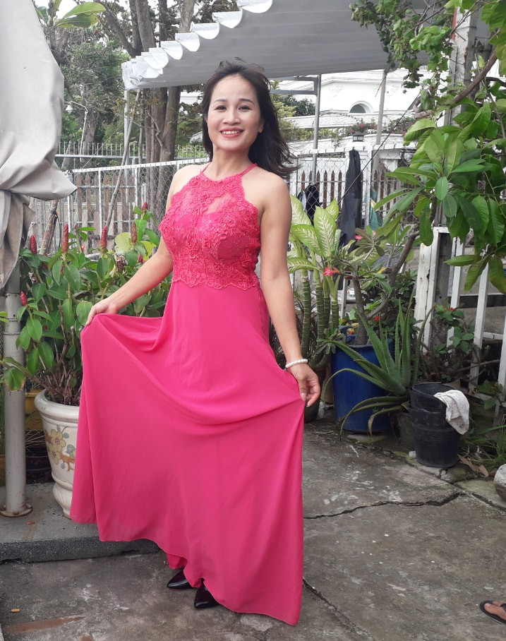 Từ một người phụ nữ quê mùa, Lê Thị Dần "lột xác" với gu thời trang gợi cảm.