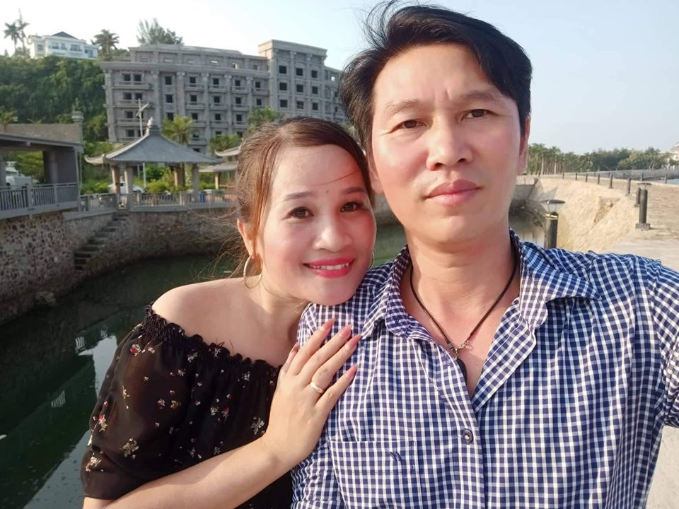 Nữ danh hài mặc áo trễ vai gợi cảm khi đi cùng chồng.