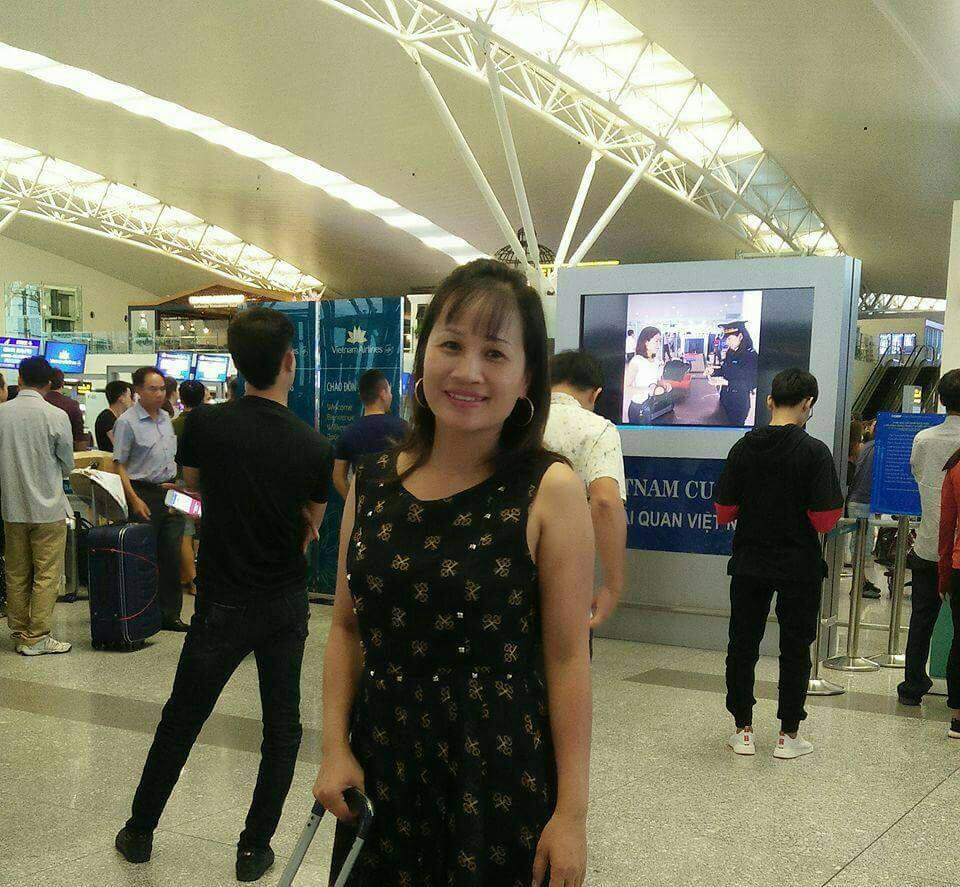 Trong các chuyến đi diễn xa nhà, chị chăm chỉ diện váy vóc hơn.