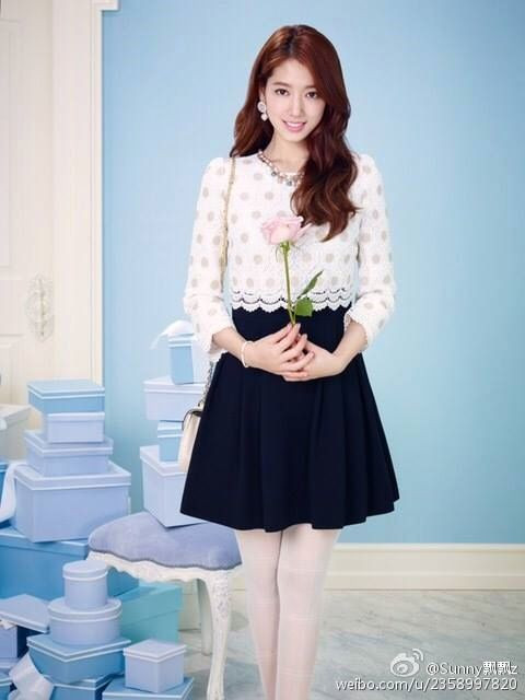 Với muôn vàn kiểu dáng bó, xoè, chất liệu đa dạng cùng sắc màu khác nhau, Park Shin Hye luôn làm hài lòng người hâm mộ về diện mạo ưa nhìn, dễ gây thiện thảm.