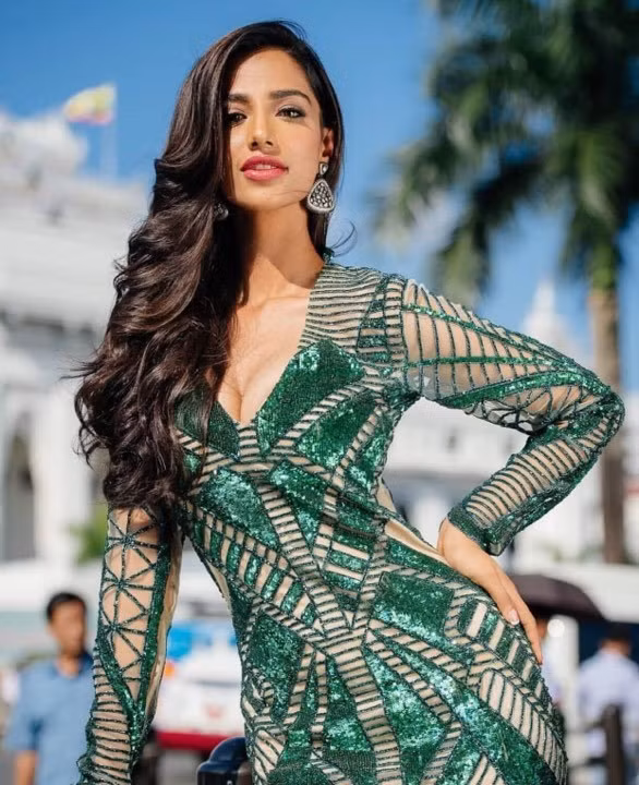 Chiếc váy xanh xuyên thấu giúp người đẹp tỏa sáng.