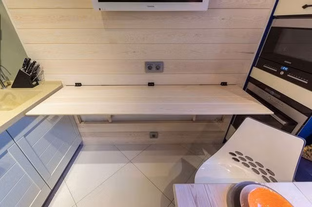 Một chiếc bàn gấp nhỏ có thể giúp tăng thêm diện tích để đồ hoặc có thể dùng để ngồi ăn khi cần.