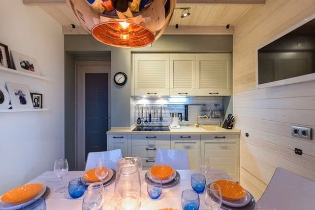 Cách thiết kế hệ thống ánh sáng cũng rất ấn tượng, cách sử dụng đèn bàn ăn, đèn trần với ánh sáng dịu nhẹ tạo cho căn bếp cảm giác ấm cúng và lãng mạn.