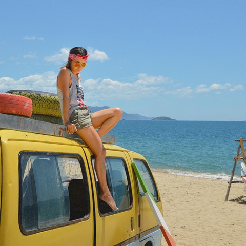 Khánh Hòa: Những bãi biển xinh đẹp, thơ mộng, những làng chài ven biển hiền hòa sẽ khiến bạn không nỡ rời đi một khi đã đặt chân đến vùng biển Nha Trang thuộc tỉnh Khánh Hòa. Bãi biển và con đường Trần Phú chạy dài bên bờ biển là một trong những khung cảnh ấn tượng với du khách nhất tại đây. Ngoài ra, nếu muốn tận hương không gian hoang sơ, bạn có thể ghé đến bãi biển Đại Lãnh (huyện Vạn Ninh), Dốc Lết (thị xã Ninh Hòa)... Ảnh: @Nhatrang_photographer, Derinsahan72.