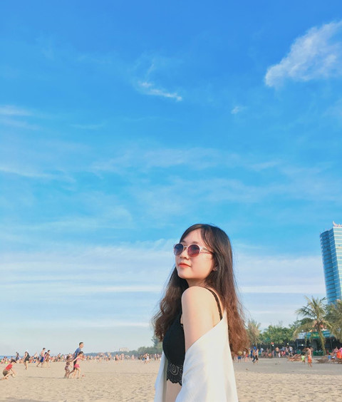 Nghệ An: Giữa cái nóng oi ả những ngày đầu hè ở mảnh đất miền Trung đầy nắng và gió, Cửa Lò (Nghệ An) vẫy gọi du khách về với vùng biển mát mẻ, thoáng đãng. Ngoài ra, Nghệ An còn có nhiều bãi biển hoang sơ và hấp dẫn khác như Bãi Hiền, Bãi Lữ... với khung cảnh núi, rừng và biển cùng cung đường ven biển đẹp không góc chết. Ảnh: Hhaii.haa, Oanhhh.