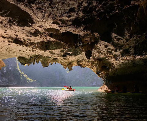 Hải Phòng: Thiên nhiên đã ban tặng cho thành phố cảng lớn nhất miền Bắc những kỳ quan thiên nhiên đẹp đến nao lòng người. Điểm đến này cũng luôn nằm trong sự lựa chọn được nhiều du khách ưa chuộng. Bạn có thể hòa mình vào làn nước biển mát mẻ của Đồ Sơn, ghé thăm Cát Bà, một quần thể đảo nhỏ nối dài với vịnh Hạ Long (Quảng Ninh) để chiêm ngưỡng phong cảnh non nước hữu tình. Ngoài ra, rừng quốc gia Cát Bà, đảo Khỉ, đảo Cát Ông... cũng là những điểm đến thú vị. Ảnh: Ariom133, Vs91.ph.