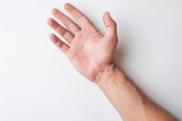 Các vết đỏ trên lòng bàn tay: Có nhiều nguyên nhân gây ra các vết đỏ trên lòng bàn tay. Những vết này có thể xuất hiện ở những người mắc bệnh viêm như bệnh chàm, bệnh vẩy nến hoặc các bệnh truyền nhiễm như giun đũa, giang mai hoặc vi-rút. Những nguyên nhân khác bao gồm bệnh gan, bệnh nội tiết và viêm khớp dạng thấp.