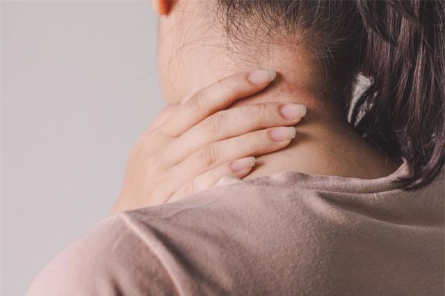 Những vết giống như bụi bẩn trên cổ: Vết giống như bụi bẩn có thể là bệnh gai đen (acanthosis nigricans). Đây có thể là dấu hiệu cho thấy bệnh nhân tiểu đường hoặc kháng insulin. Vết đen này có thể là do vấn đề nội tiết tiềm ẩn như bệnh tuyến giáp, hội chứng buồng trứng đa nang hoặc vấn đề về tuyến thượng thận.