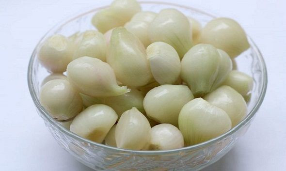 Hành muối bảo quản ở nơi thoáng mát, khi ăn dùng đũa sạch gắp hành muối ra ăn, rửa qua bằng nước sôi để nguội hoặc nước muối pha loãng.