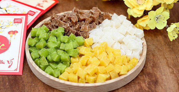 Các loại mứt và trái cây khô là thực phẩm Tết cần bảo quản cẩn thận nếu không sẽ bị chảy nước, gây mốc. Muốn bảo quản bánh mứt được lâu, cần để vào lọ đậy kín, ăn đến đâu lấy đến đó, không nên dồn những đồ ăn chưa hết vào trở lại lọ.