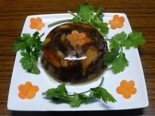 Món thịt đông vào hộp đựng thực phẩm, đậy kín nắp và cho món ăn vào tủ lạnh ngăn mát tủ lạnh là bạn có thể dùng trong nhiều ngày.