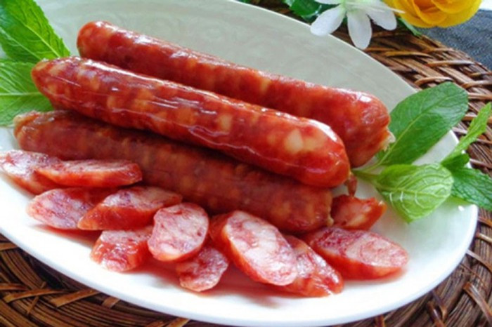 Lạp xưởng cũng là món ngon không thể thiếu của nhiều gia đình trong ngày tết. Để bảo quản thực phẩm Tết này tươi lâu, hãy lấy một cái hộp lớn, đặt vào giữa một cốc rượu trắng rồi xếp lạp xưởng xung quanh.