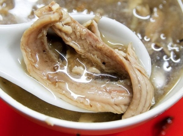 Súp rắn là món ăn lạ độc ở Hong Kong được người dân địa phương yêu thích vì thịt rắn rất dai ngọt và nước súp đậm đà.