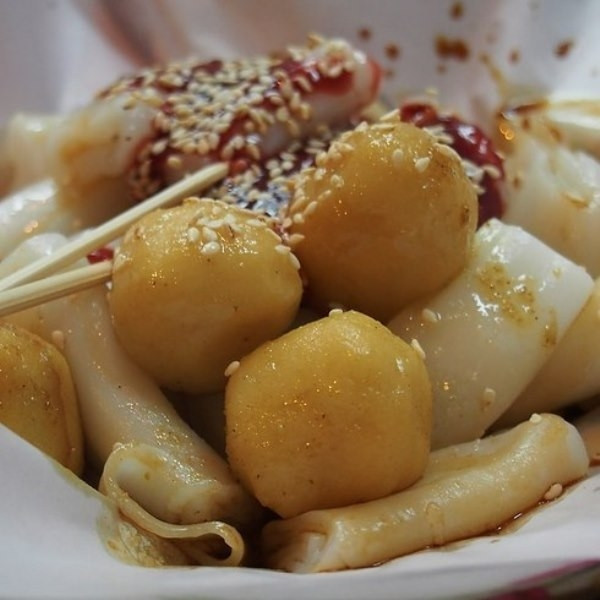 Yu Dan là món chả cá viên được làm từ cá tuyết, ăn kèm nước sốt cà ri cay đặc trưng của Hồng Kông.