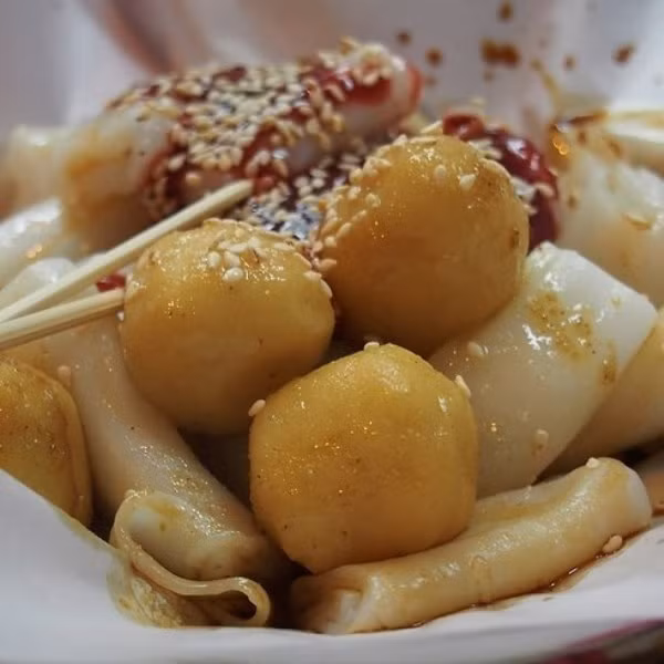 Yu Dan là món chả cá viên được làm từ cá tuyết, ăn kèm nước sốt cà ri cay đặc trưng của Hồng Kông.