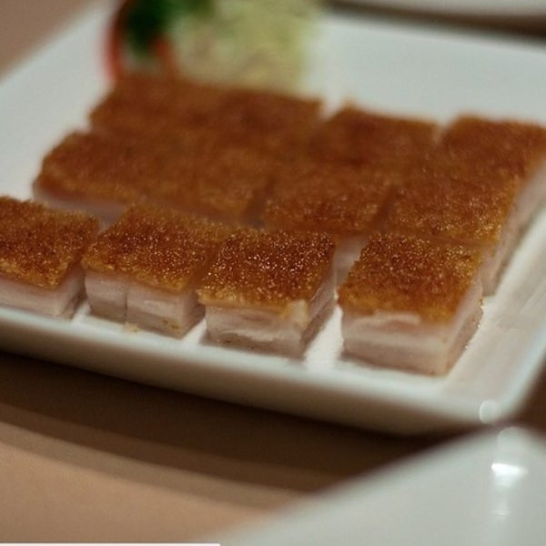 Món Siu Yuka: Món ăn này cực kỳ bắt mắt với phần da heo vàng ruộm và giòn tan trong miệng khi ăn.