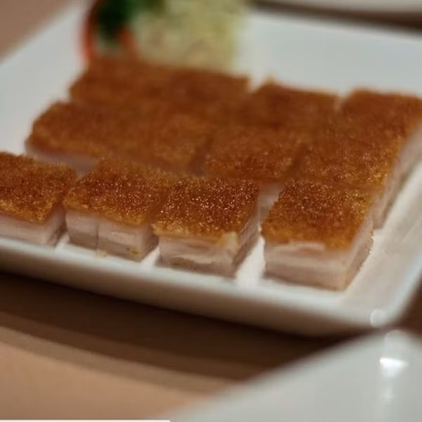 Món Siu Yuka: Món ăn này cực kỳ bắt mắt với phần da heo vàng ruộm và giòn tan trong miệng khi ăn.