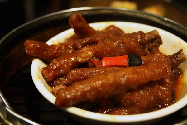 Chân gà nướng vàng ruộm bắt mắt khiến bạn không thể chối từ. Món ăn vặt này được bán rất nhiều trên đường phố Hong Kong.