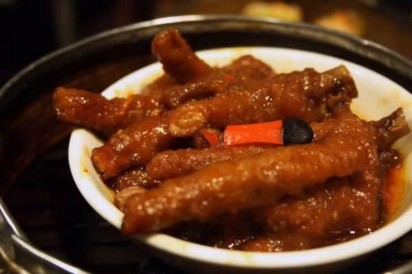 Chân gà nướng vàng ruộm bắt mắt khiến bạn không thể chối từ. Món ăn vặt này được bán rất nhiều trên đường phố Hong Kong.