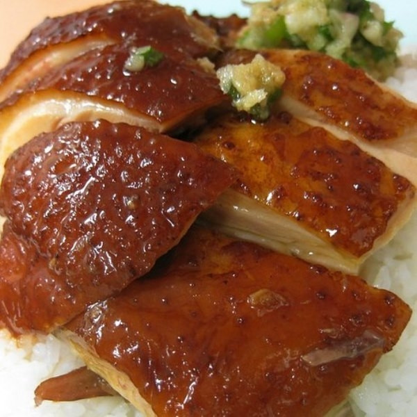 Ngỗng quay giúp bạn có một bữa ăn thật ngon với những miệng thịt nạc tới da cực kỳ hấp dẫn.