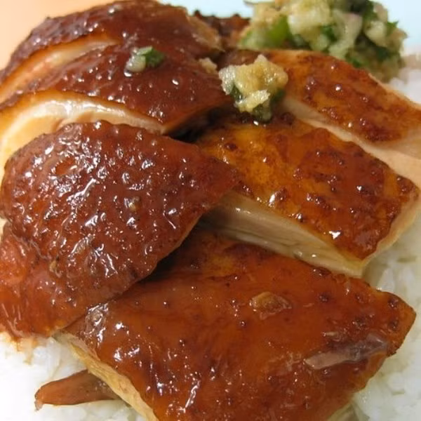 Ngỗng quay giúp bạn có một bữa ăn thật ngon với những miệng thịt nạc tới da cực kỳ hấp dẫn.