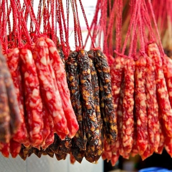 Lạp xưởng có vị dai, ngọt và hơi mặn thường được thái lát mỏng cho thêm vào các món cơm chiên.