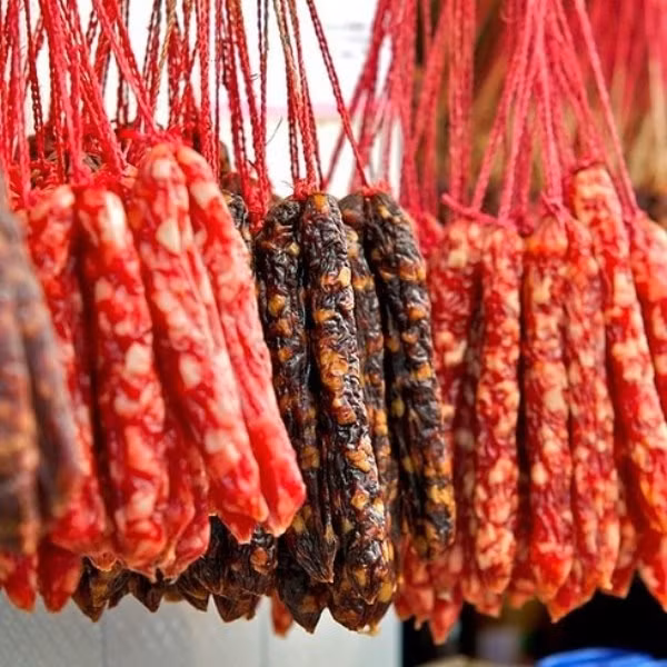 Lạp xưởng có vị dai, ngọt và hơi mặn thường được thái lát mỏng cho thêm vào các món cơm chiên.