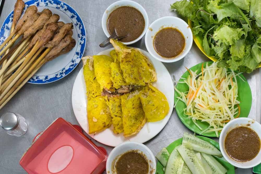 Bánh xèo: Món bánh đặc trưng của miền Trung Việt Nam gồm các thành phần là thịt lợn, tôm và rau. Thực khách thường ngồi trên những chiếc ghế nhỏ trong những quán ăn đơn giản và gói bánh xèo vào bánh tráng sau đó nhúng chúng vào nước sốt đậu phộng đặc biệt.
