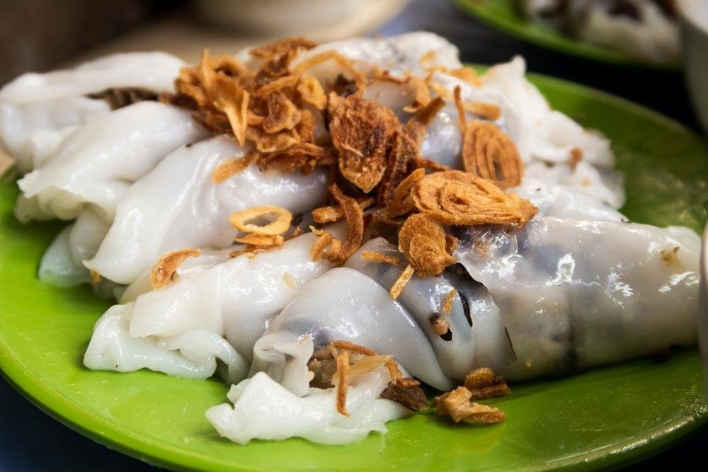 Bánh cuốn: Ra đời ở miền Bắc Việt Nam nhưng có mặt trên khắp cả nước, bánh cuốn là một lựa chọn bữa sáng vui vẻ và rẻ tiền. Những chiếc bánh tráng hấp này chứa đầy nhân thịt lợn và nấm được chấm đẫm trong một bát nước chấm mặn ngọt.