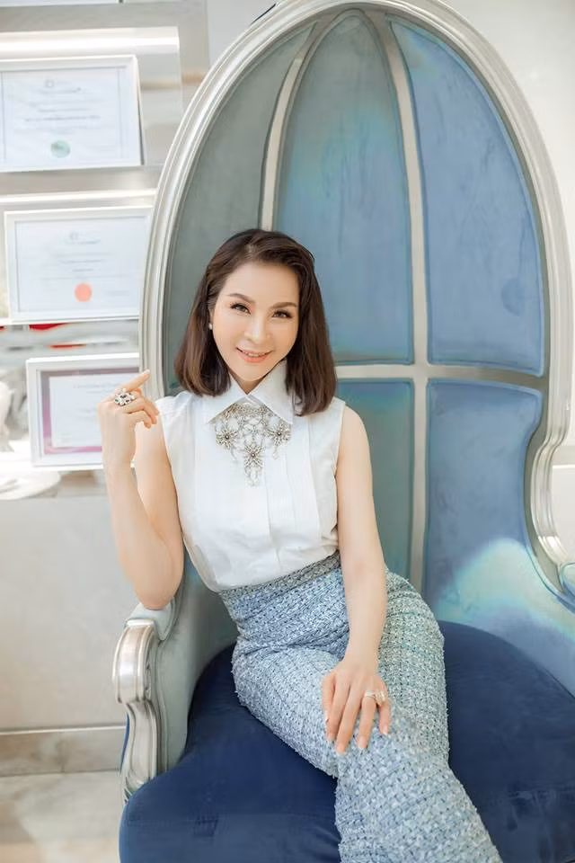 Người đẹp U50 tự tin tạo dáng, khoe body nuột nà, gọn gàng trong trang phục bó sát. Ảnh: FBNV.