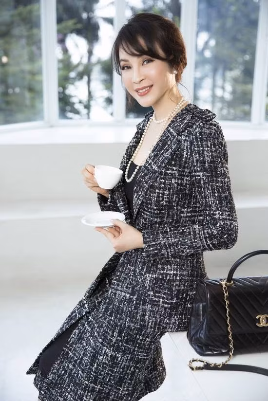 Khi nghỉ giải lao, chị tranh thủ vừa xem kịch bản, học thoại vừa… ăn khoai lang cho đỡ đói. Thanh Mai chia sẻ: "Giữ tâm trạng ít bị stress sẽ khiến bạn trẻ lâu".